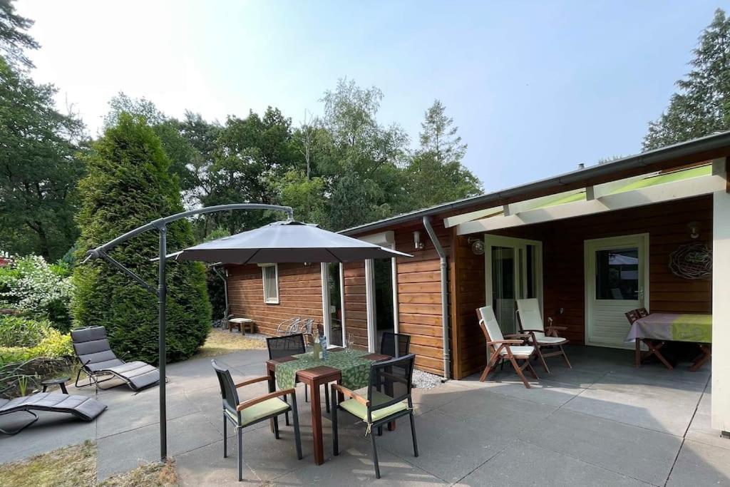 Ruime En Comfortabele Bungalow Aan Bosrand Lage Mierde Exteriér fotografie